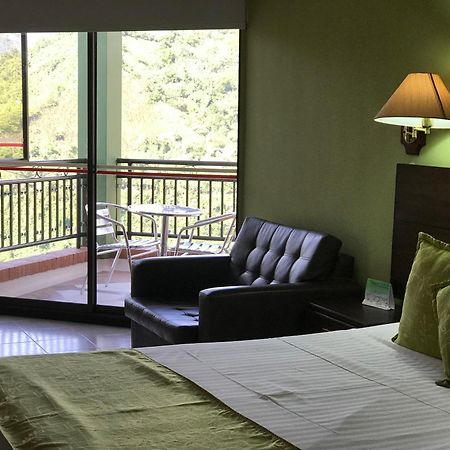 Casa Morales Hotel Internacional Y Centro De Convenciones Ibagué エクステリア 写真 A room at the hotel