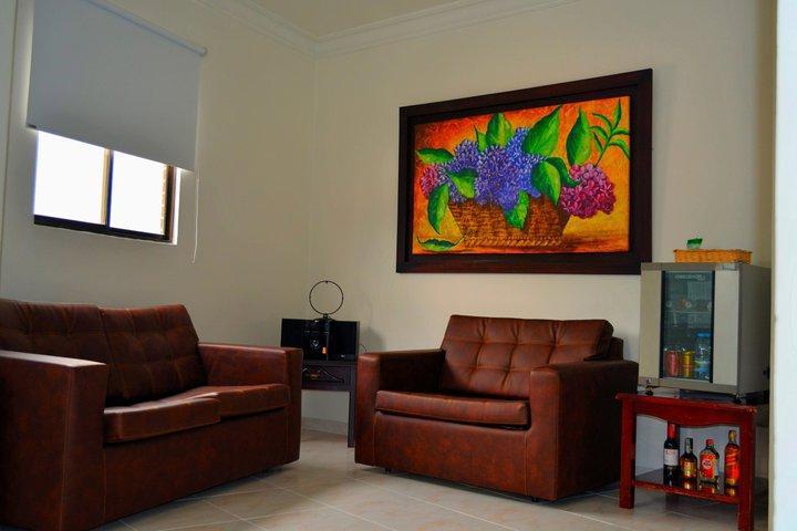 Casa Morales Hotel Internacional Y Centro De Convenciones Ibagué エクステリア 写真 A living room with a sofa and armchair