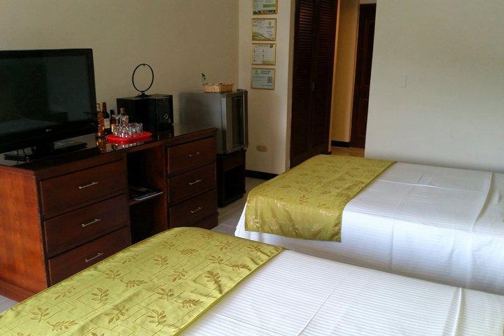 Casa Morales Hotel Internacional Y Centro De Convenciones Ibagué エクステリア 写真 A room at the hotel