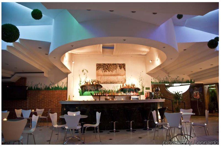 Casa Morales Hotel Internacional Y Centro De Convenciones Ibagué エクステリア 写真 The bar at the 1001 nights lounge