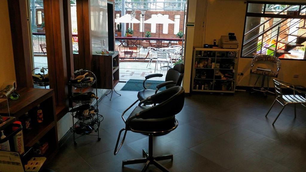 Casa Morales Hotel Internacional Y Centro De Convenciones Ibagué エクステリア 写真 A salon chair