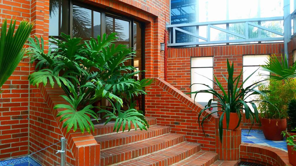 Casa Morales Hotel Internacional Y Centro De Convenciones Ibagué エクステリア 写真 Interior of the library