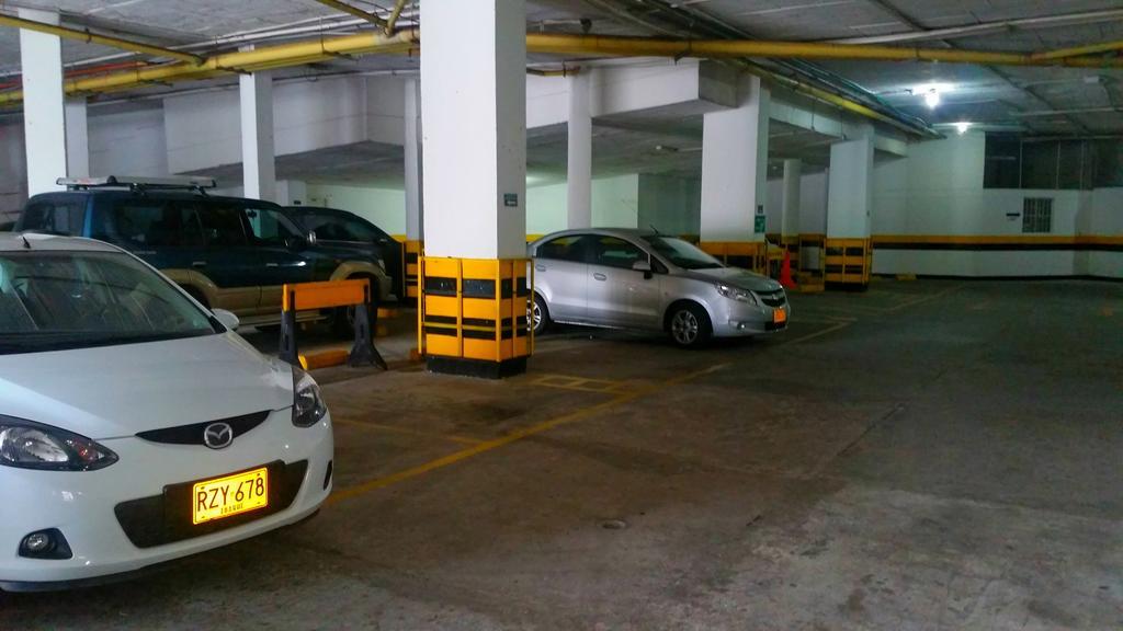 Casa Morales Hotel Internacional Y Centro De Convenciones Ibagué エクステリア 写真 The car park at the station