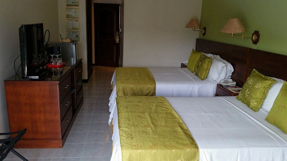 Casa Morales Hotel Internacional Y Centro De Convenciones Ibagué エクステリア 写真 A room at the hotel