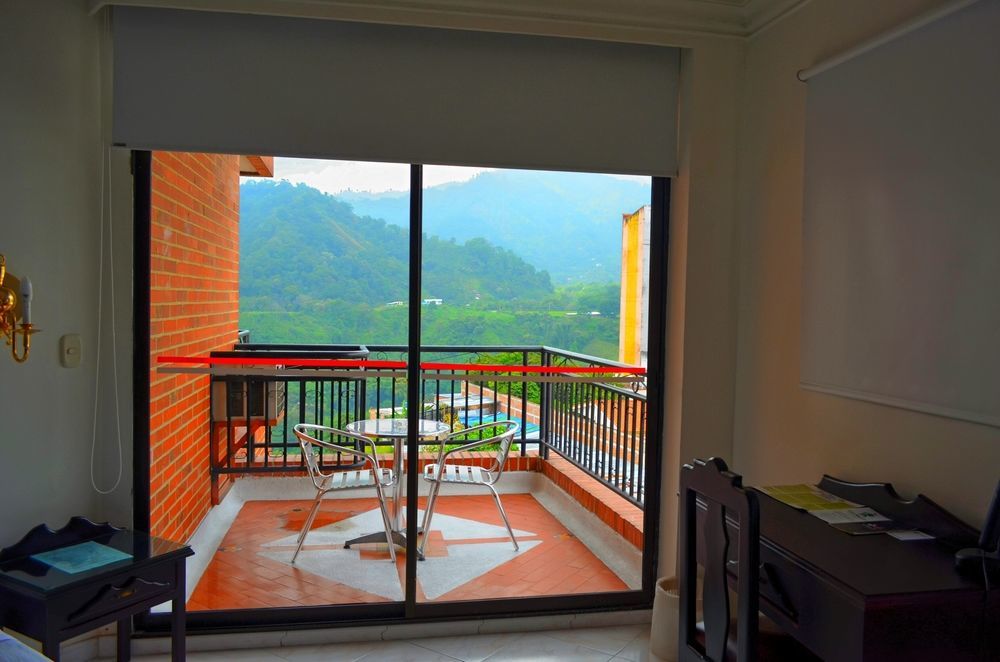 Casa Morales Hotel Internacional Y Centro De Convenciones Ibagué エクステリア 写真 A view of the mountains from a hotel in Baños