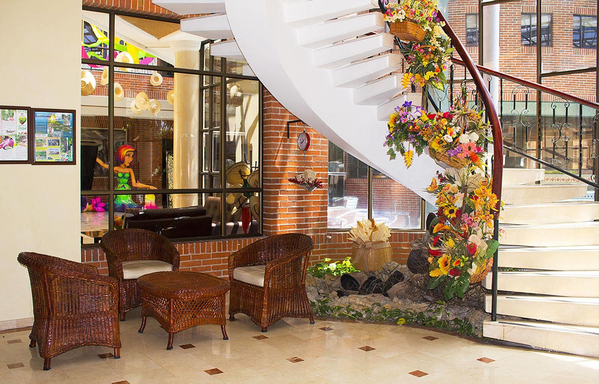 Casa Morales Hotel Internacional Y Centro De Convenciones Ibagué エクステリア 写真 Interior of the hotel