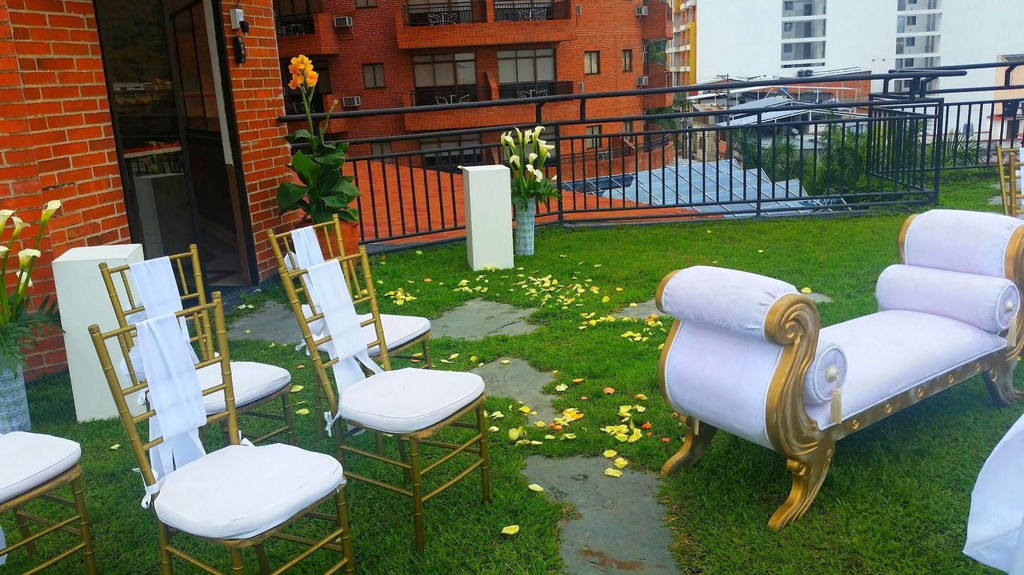 Casa Morales Hotel Internacional Y Centro De Convenciones Ibagué エクステリア 写真 A wedding ceremony at the rooftop of the hotel