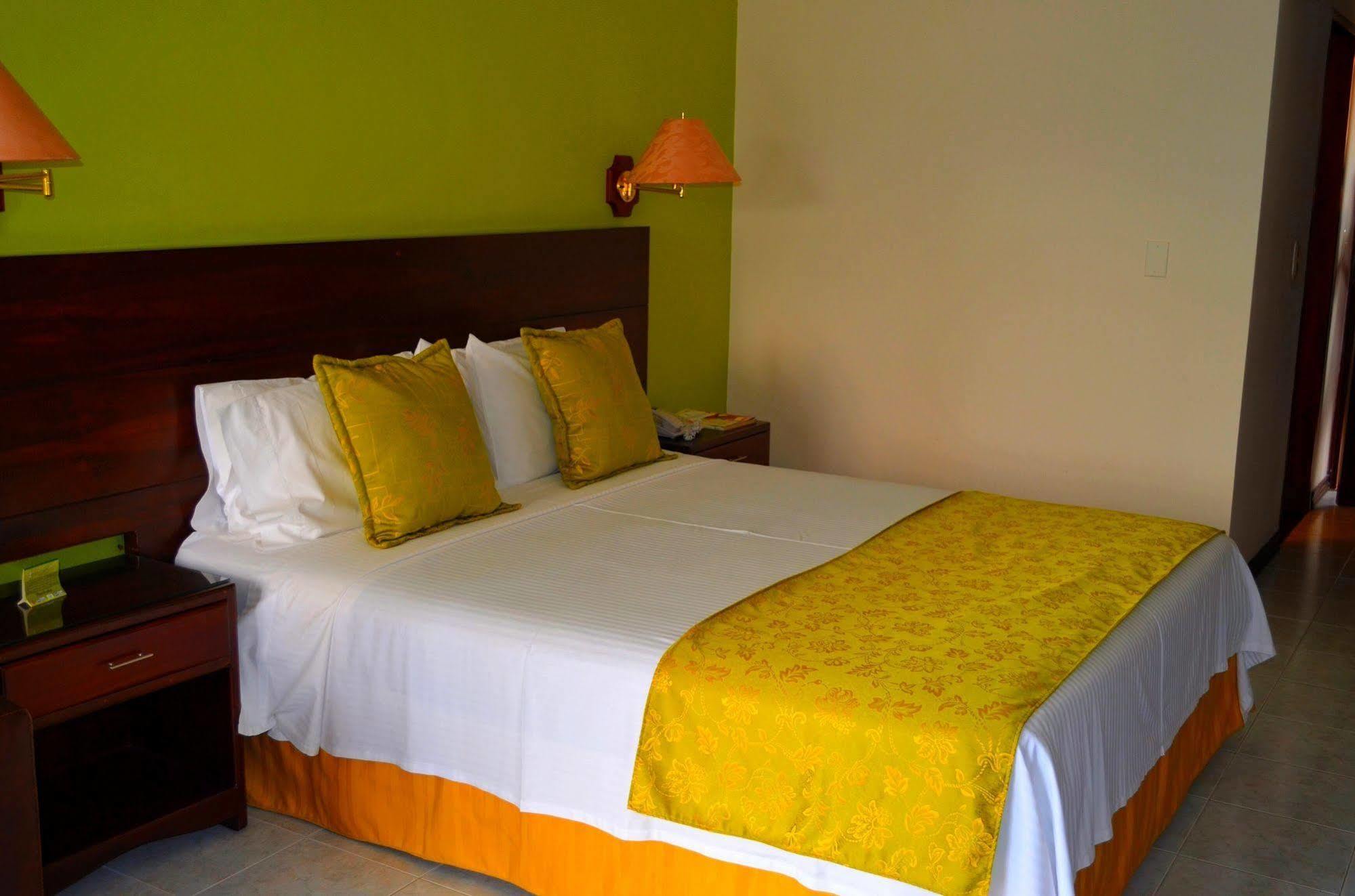 Casa Morales Hotel Internacional Y Centro De Convenciones Ibagué エクステリア 写真 A bed